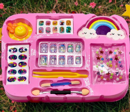 Kids safe cosmetic makeup kit with washable colors